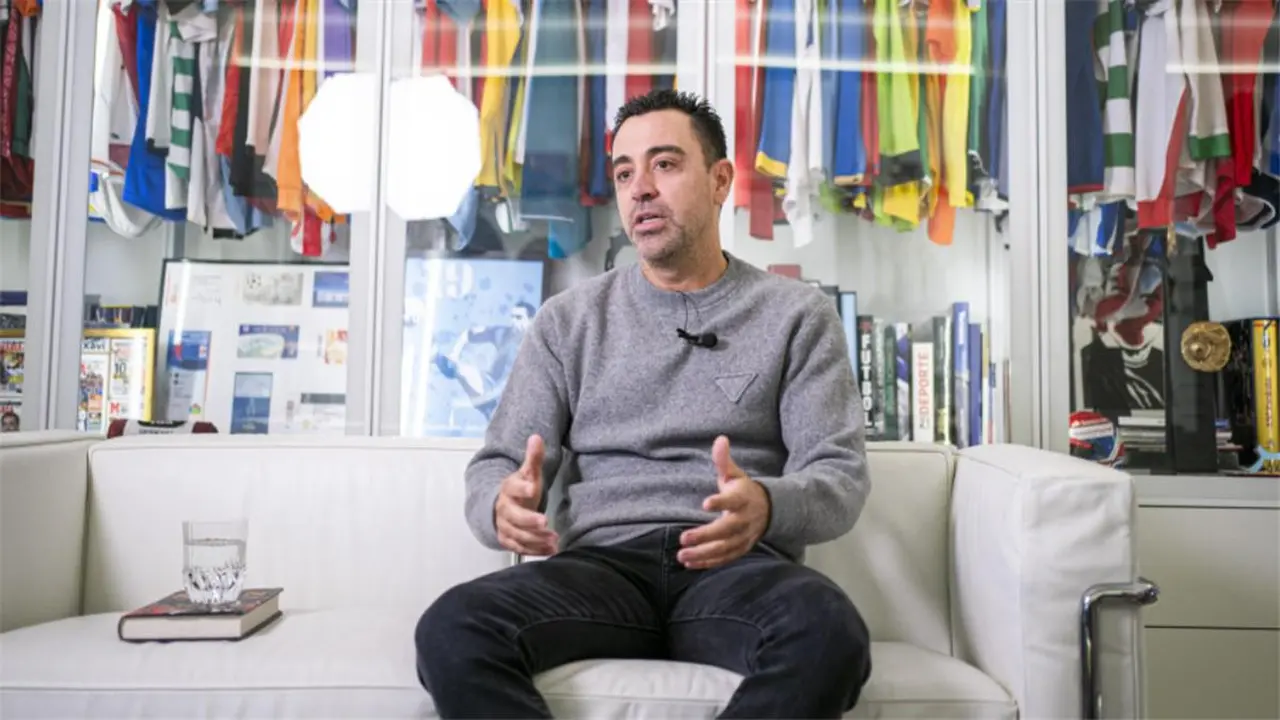 تشافي يتهم لابورتا بالكذب في أزمة فشل عودة ميسي إلى برشلونة